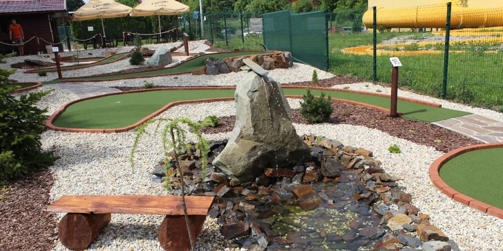 Ve všední dny na adventure golf: hodina zábavy na 18 jamkách