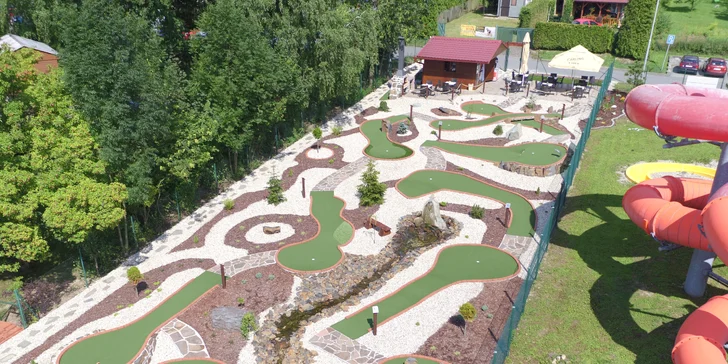 Ve všední dny na adventure golf: hodina zábavy na 18 jamkách