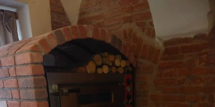 2 křupavé pizzy o průměru 32 cm v pizzerii La Vera