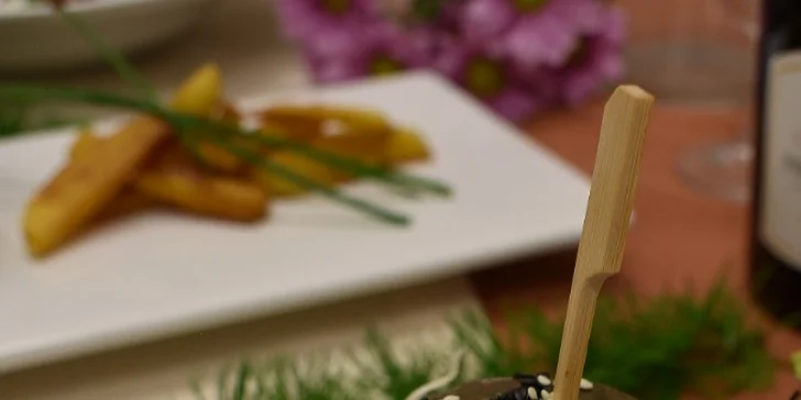 5chodové menu se dvěma druhy burgerů, roastbeefem a sorbetem pro dva