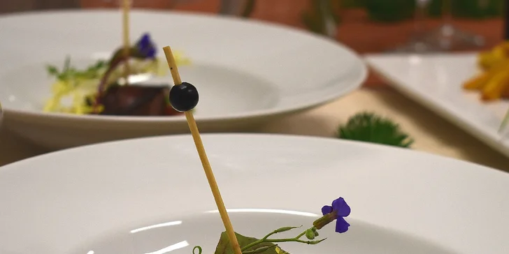 5chodové menu se dvěma druhy burgerů, roastbeefem a sorbetem pro dva