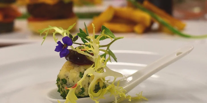 5chodové menu se dvěma druhy burgerů, roastbeefem a sorbetem pro dva