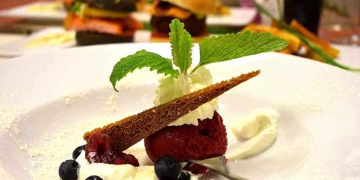 5chodové menu se dvěma druhy burgerů, roastbeefem a sorbetem pro dva
