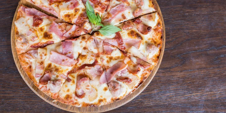 2 křupavé pizzy o průměru 32 cm v pizzerii La Vera