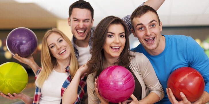 Hodina bowlingu až pro 8 osob a marinovaná žebra v hotelové restauraci