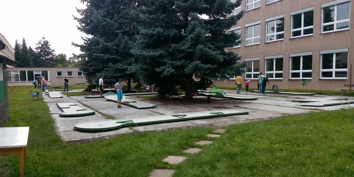 Zábava pro celou rodinu: dvě hodiny minigolfu pro dva i rodinu