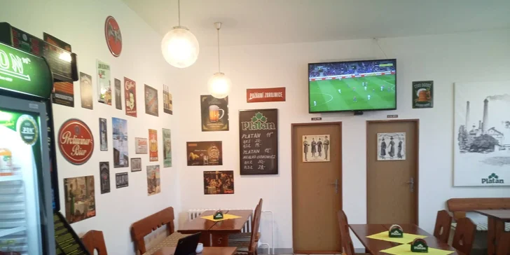 Celé grilované vepřové koleno na černém pivu s pikantním salátkem