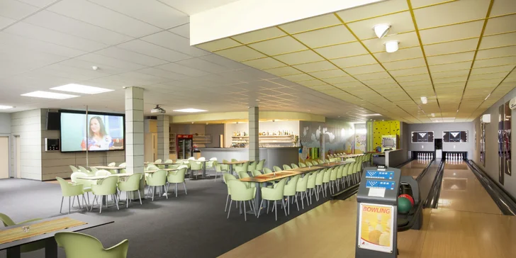 Speciální bowlingové boty nejsou třeba.