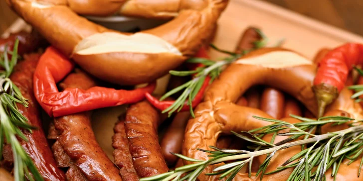 Masová hostina: klobásy nebo žebra, křídla a koleno a 6 piv nebo limonád