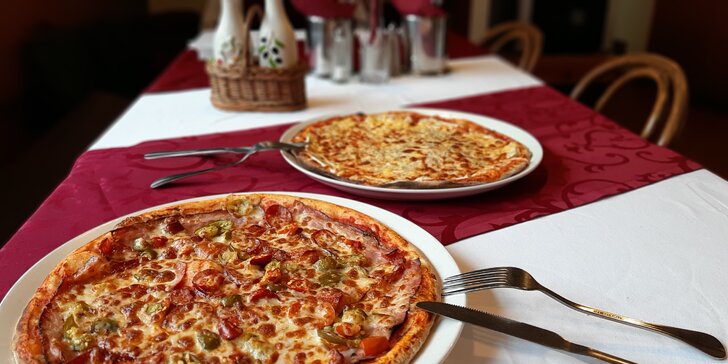 Dvě pizzy o průměru 32 cm dle výběru z jídelního lístku