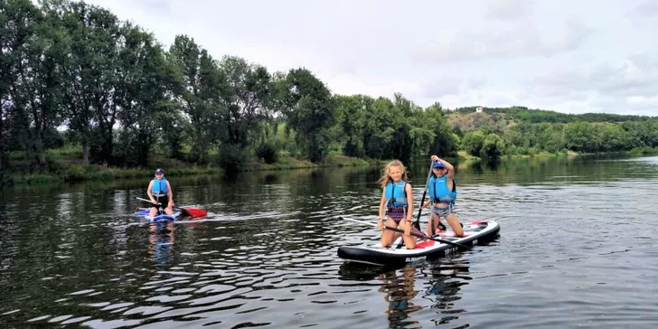 Během tábora se děti naučí skvěle ovládat paddleboard a s ním spojené vodácké dovednosti.