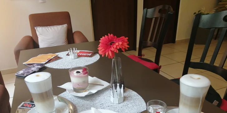 Oslaďte si život: káva a dezert v Atrium Café podle výběru pro 1 i 2 osoby