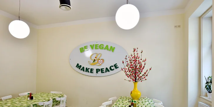 300 g jídla dle výběru ve veganském bufetu Loving Hut: saláty, polévky i tofu