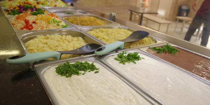 Kebab v tortille nebo chlebu i velký a malý box s hranolky: hovězí nebo kuřecí