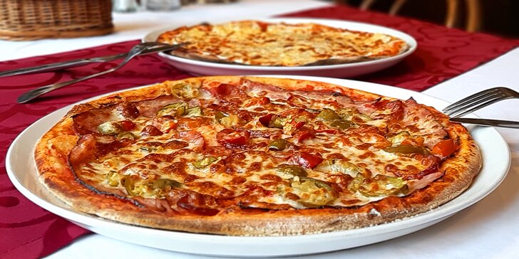 Jedna či dvě pizzy o průměru 32 cm dle výběru z 12 druhů: šunková, diavola i s olomouckými tvarůžky