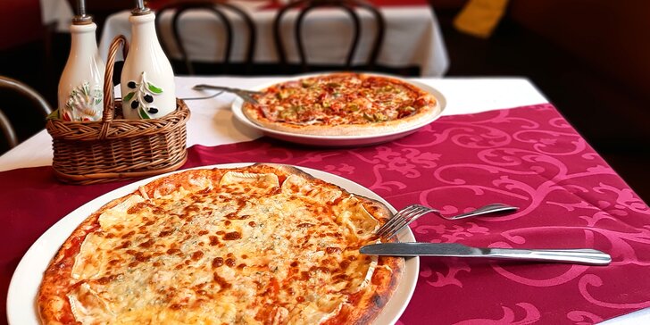 Dvě pizzy o průměru 32 cm dle výběru z jídelního lístku