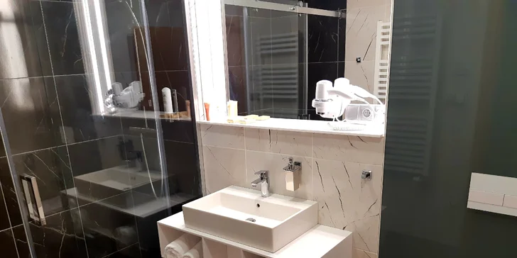 K pokoji patří i luxusní mramorová koupelna.