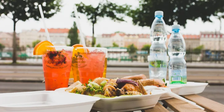 Piknik na náplavce: medová kuřecí křídla nebo bagely s pivem či Aperolem