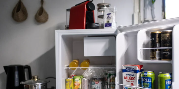 Pro přípravu vlastních dobrot využijete venkovní kuchyňku ve zděném zahradním domku.