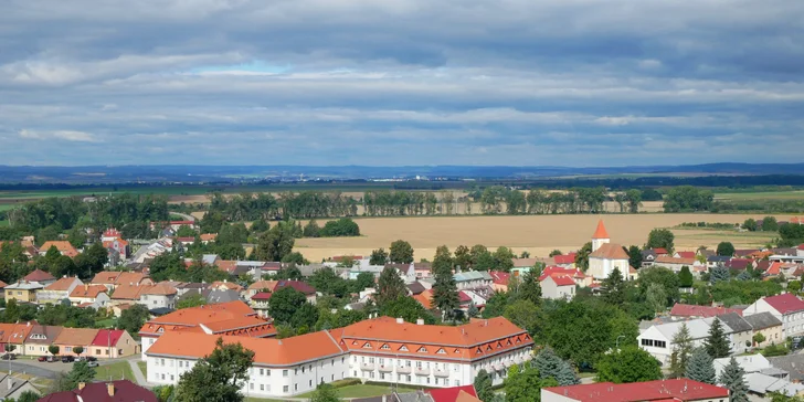 Udělejte si výlet do Tovačova s malebným areálem zámku.