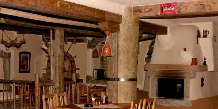 Ve stylové restauraci, které dominují velká kamna, si každý den pochutnáte na snídani i večeři.