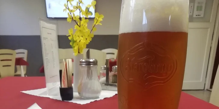Utopenec s pečivem a točené pivo nebo limonáda v rodinném občerstvení