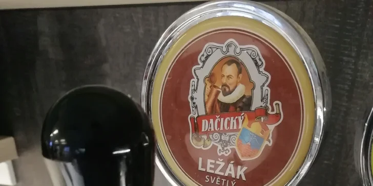 Utopenec s pečivem a točené pivo nebo limonáda v rodinném občerstvení
