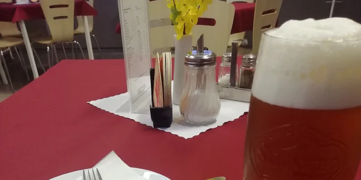 Utopenec s pečivem a točené pivo nebo limonáda v rodinném občerstvení