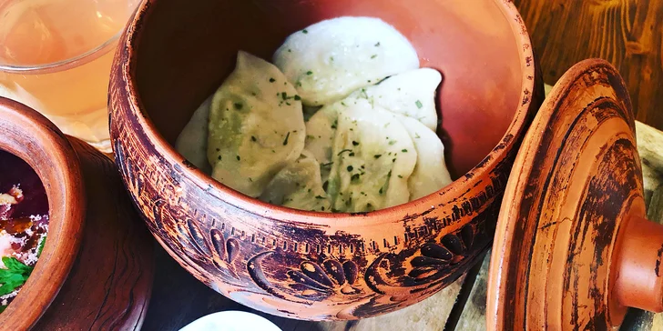 Ukrajinské menu: boršč, vareniky s náplní, palačinky s polevou a limonáda