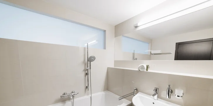 Samozrejmosťou je kúpeľňa so sprchou alebo vaňou, WC, fén aj toaletné potreby.