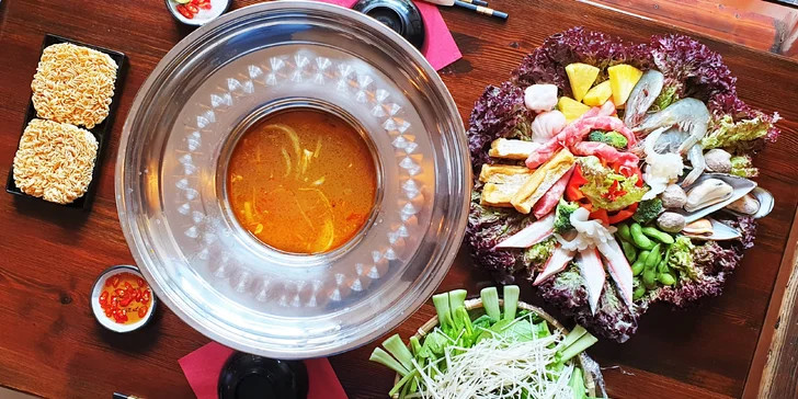 Uvařte si na stole: asijský hotpot s masem i mořskými plody až pro 8 os.