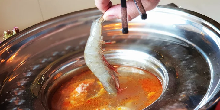 Uvařte si na stole: asijský hotpot s masem i mořskými plody až pro 8 os.