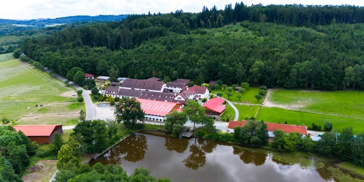 Pokud dovolenkujete s dětmi, vyrazte na zámek Berchtold, v jehož parku je umístěn Dětský ráj s miniaturami hradů a zámků. 