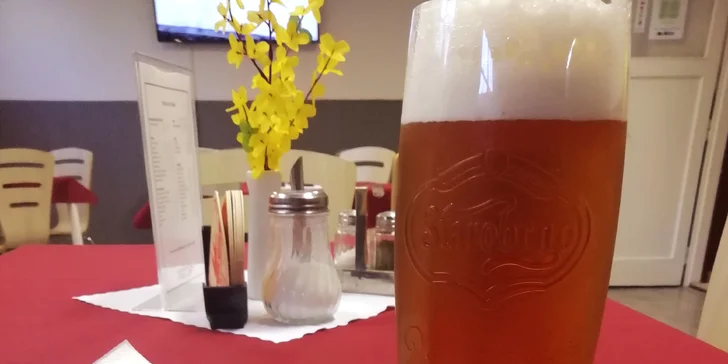 Utopenec s pečivem a točené pivo nebo limonáda v rodinném občerstvení