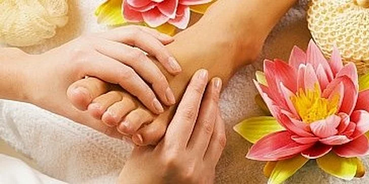 Kompletní pedikúra, masáž, peeling a lakování