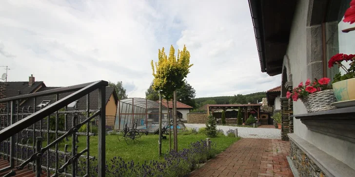 Pobyt na ranči ve stylu Provence: moderní apartmán s kuchyňkou a bazén