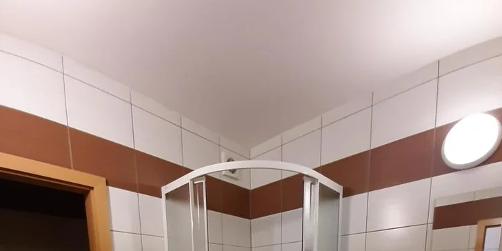 V kúpeľni je sprchový kút a WC (na fotke apartmán 30).