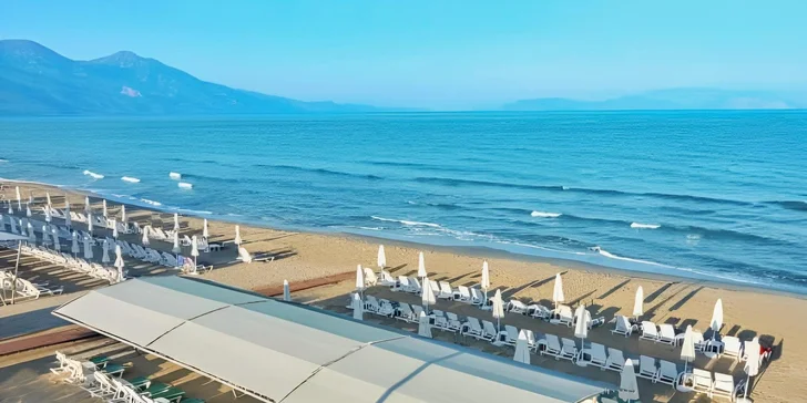Hotel leží přímo u dlouhé písečné pláže.