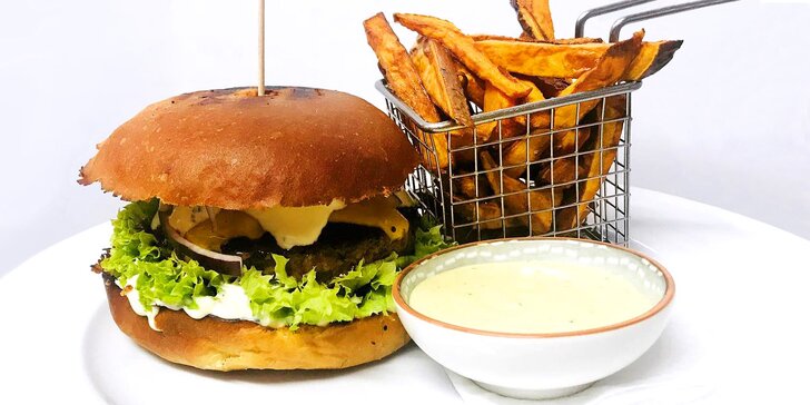 Zakousněte se: Cheeseburger nebo Oregon burger a domácí hranolky