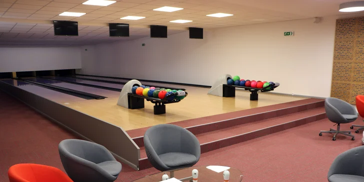 Bowlingové dráhy až pro 16 lidí na jednu hodinu i dvě pizzy nebo mix řízečků