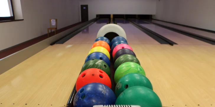 Bowlingové dráhy až pro 16 lidí na jednu hodinu i dvě pizzy nebo mix řízečků