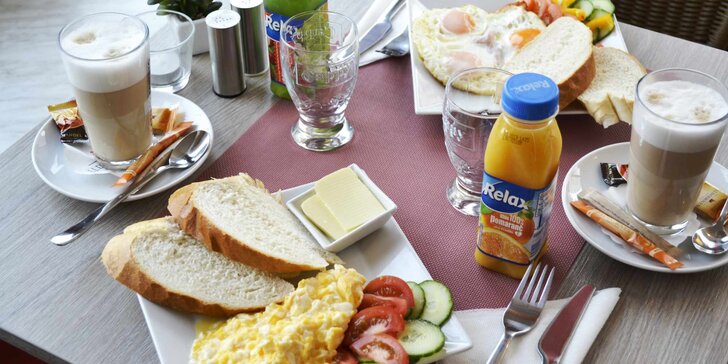 Snídaně jako od babičky: míchaná vajíčka nebo hemenex vč. nápoje pro dva
