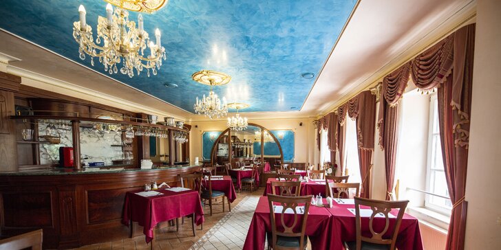 Elegantní hotel na kolonádě ve Varech: snídaně či polopenze a vstup do lázní