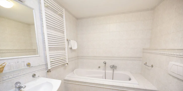 Elegantní hotel na kolonádě ve Varech: snídaně či polopenze a vstup do lázní