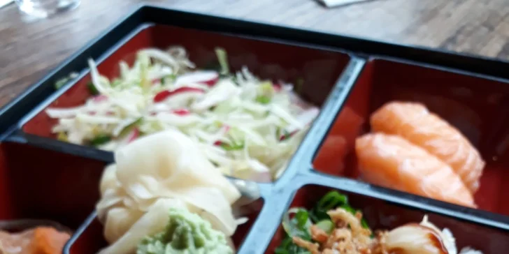 Bento dobroty pro 1–2 milovníky asijské kuchyně: krevety, kuřecí i sake nigiri