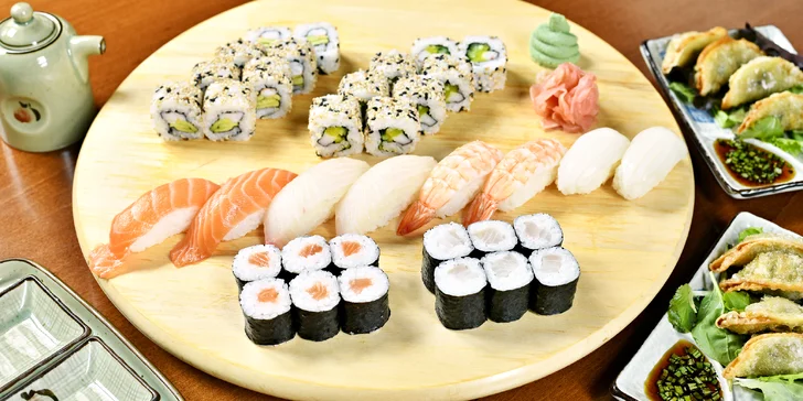 24 až 41 kousků sushi, 8 taštiček Gun mandu a wakame polévka pro dva
