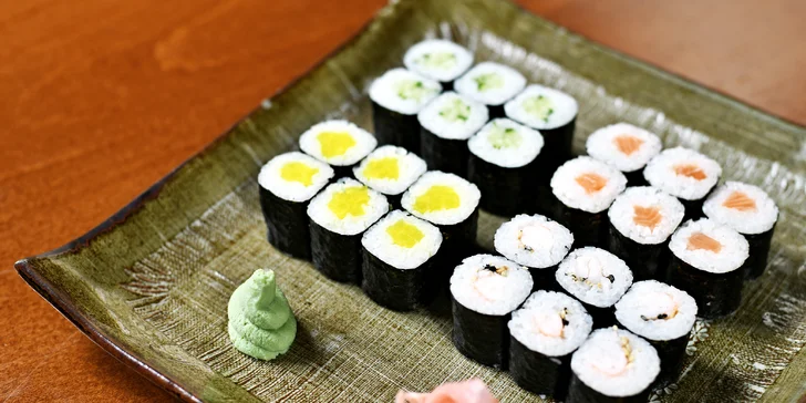 24 až 41 kousků sushi, 8 taštiček Gun mandu a wakame polévka pro dva