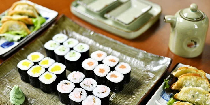 24 až 41 kousků sushi, 8 taštiček Gun mandu a wakame polévka pro dva