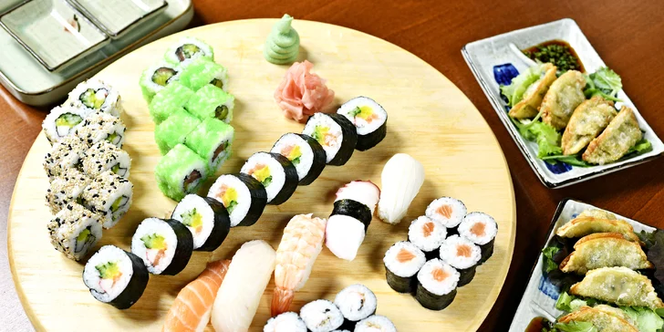24 až 41 kousků sushi, 8 taštiček Gun mandu a wakame polévka pro dva