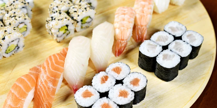 24 až 41 kousků sushi, 8 taštiček Gun mandu a wakame polévka pro dva